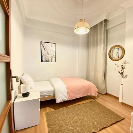 Center 3 Bedroom Flat - No4 شقة *