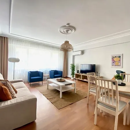 Center 3 Bedroom Flat - No4 *